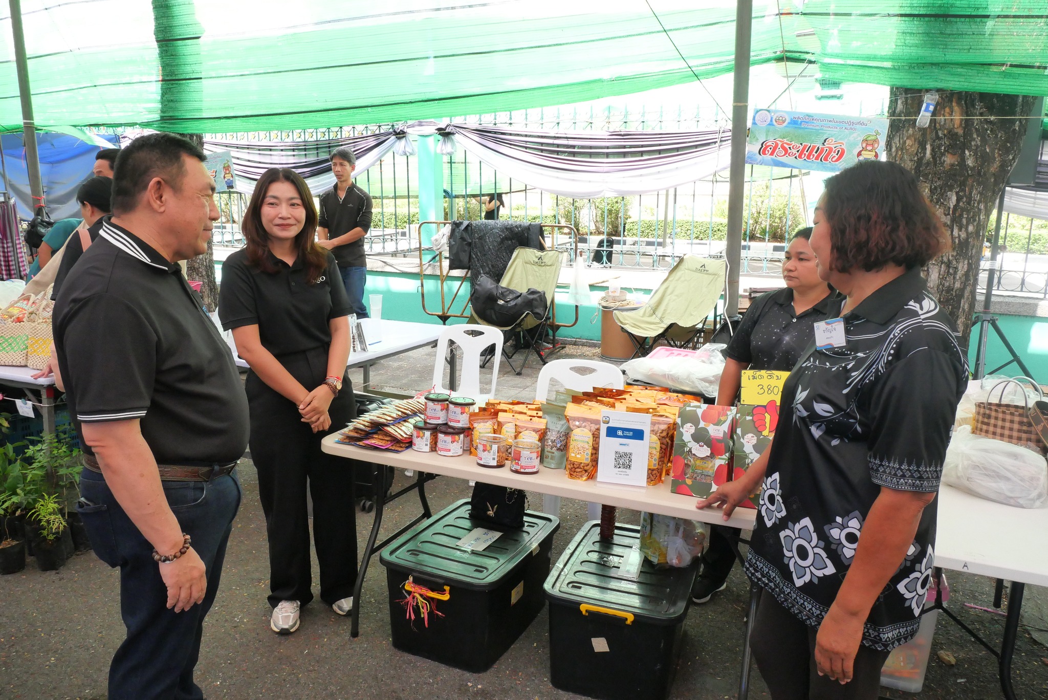 title - เลขาธิการ ส.ป.ก. เยี่ยมทักทายเกษตรกรและซื้อสินค้าในบรรยากาศวันสุดท้ายของการออกร้านขายสินค้า จากเขตปฏิรูปที่ดิน ส่งท้ายงานครบรอบ 51 ปี ส.ป.ก.